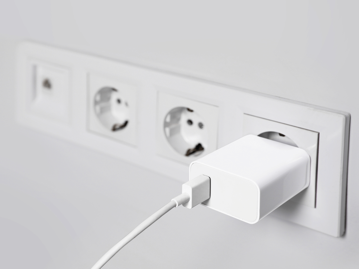 Pistikupesasse unustatud laadijast võib alata tulekahju